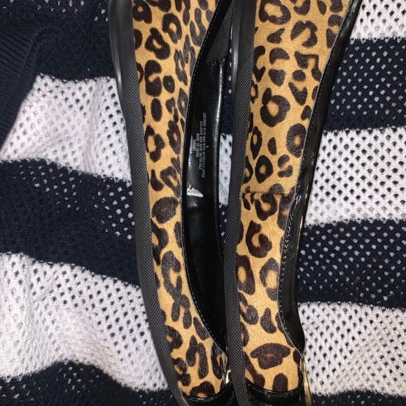 GENTLY USED CHEETAH SLIP ON FLATS - Picture 4 of 8